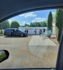 Foto pertama Christian Norgaard yang baru saja tiba di markas Arsenal, Sobha Realty Training Centre pada Selasa, 8 Juli 2025